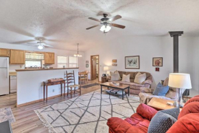 Walk to White River Home with Deck in Flippin!